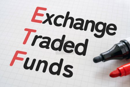 Foto de Libro blanco escrito "Exchange Traded Funds" con marcadores, texto manuscrito en papel con marcador, significado conceptual - Imagen libre de derechos