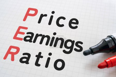 Foto de Libro blanco escrito "Price, Earnings, Ratio" con marcadores, texto de escritura a mano en papel con marcador, significado conceptual - Imagen libre de derechos