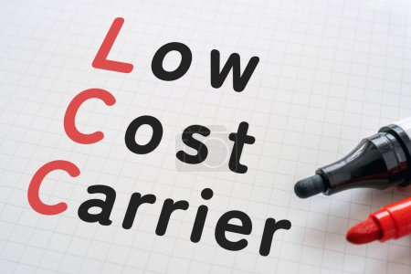 Foto de Libro blanco escrito "Low Cost Carrier" con marcadores, texto manuscrito en papel con marcador, significado conceptual - Imagen libre de derechos
