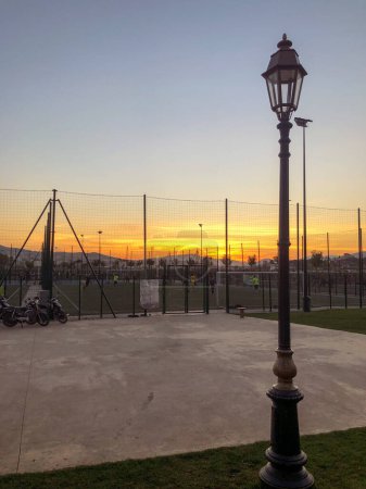 Téléchargez les photos : Spectacular sunset view from proximity playground perfect for a relaxing evening - en image libre de droit