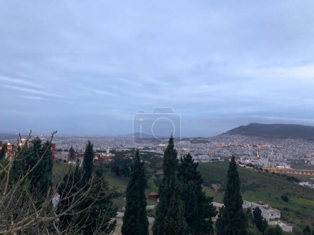 Foto de Stunning and panoramic view of the bustling and dynamic city of Tetouan, capturing its beauty, energy, and vibrant charm - Imagen libre de derechos