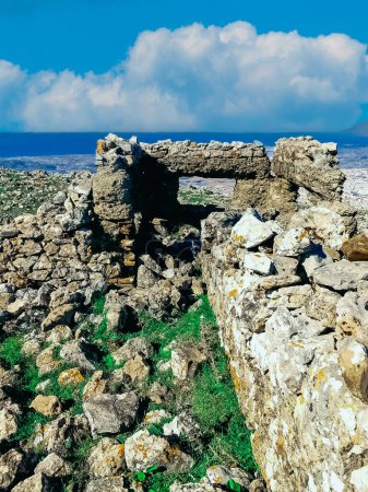 Foto de Explora las historias no contadas y los tesoros ocultos dentro de las ruinas de un castillo, un viaje a través de la historia para descubrir los secretos del pasado - Imagen libre de derechos