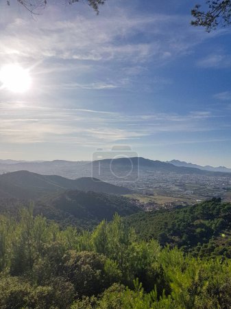 Foto de Paisaje de la ciudad de Tetuán Marruecos - Una vista panorámica de la ciudad de Tetuán, Marruecos. La ciudad está situada en las montañas del Rif, y está rodeada de exuberantes colinas verdes - Imagen libre de derechos