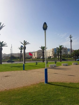 Foto de Ciudad marroquí en verano. La ciudad está llena de actividad, en el verano, disfrutando del clima cálido y exuberantes jardines con edificios de arquitectura tradicional marroquí y moderna - Imagen libre de derechos