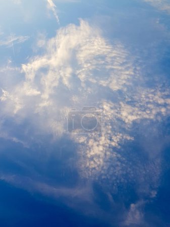 Skylines Abraza la Danza de las Nubes, mira hacia arriba en este impresionante panorama donde los skylines abrazan la danza de las nubes del cielo infinito.