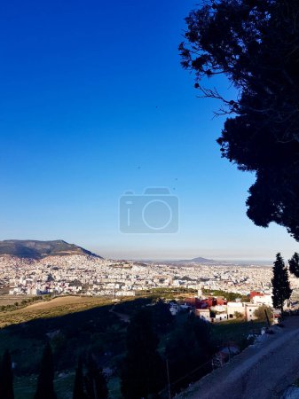 Foto de Una vista de la ciudad de Tetuán desde Bouanane, explorar las vistas de la ciudad desde arriba y descubrir el espíritu de Marruecos. Aquí está la esencia de la ciudad de Tetuán, con la vista panorámica y la naturaleza - Imagen libre de derechos