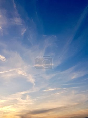 Foto de Un paisaje donde los rayos del sol besan las nubes, en una despedida impresionante, proyectando la luz del sol que baila a través de las nubes, donde la belleza etérea del cielo se encuentra con el calor de las nubes besadas por el sol - Imagen libre de derechos