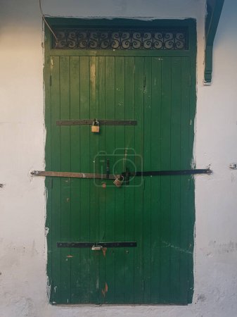 Explorez l'ancienne porte de la ville de Tétouan. Entrez dans une époque révolue alors que vous traversez les rues étroites et sinueuses de la médina et découvrez les secrets de ce joyau caché. Plongez dans la riche histoire, la culture vibrante et l'architecture étonnante 