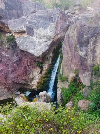Die Kraft der Natur am Zarka-Wasserfall in Marokko. Der Wasserfall liegt im Tetouan-Gebirge und ist von üppiger Vegetation umgeben. Das Wasser stürzt eine steile Klippe hinunter in einen Pool