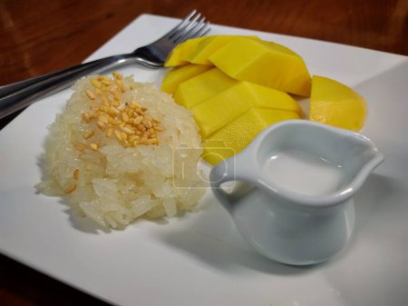 Téléchargez les photos : Riz gluant à la mangue - Thaïlandais populaires à manger en été - en image libre de droit