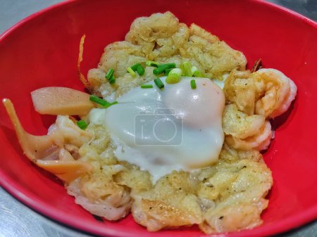 Téléchargez les photos : Nouilles de riz sauté au poulet et oeuf cuit - cuisine chinoise en Thaïlande appelée Kua-kai - en image libre de droit