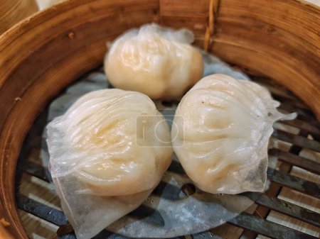 Téléchargez les photos : Boulettes de crevettes chinoises dans un panier en bambou - en image libre de droit