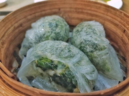 Téléchargez les photos : Épinards chinois cuits à la vapeur avec boulette de crevettes - en image libre de droit