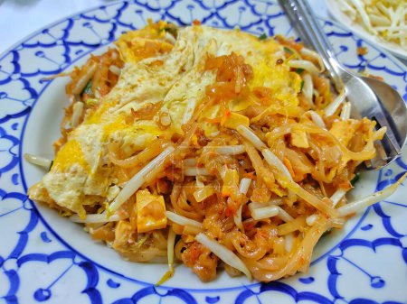 Téléchargez les photos : Nappe thaï, nouilles de riz sautées, cuisine thaï en porcelaine - en image libre de droit