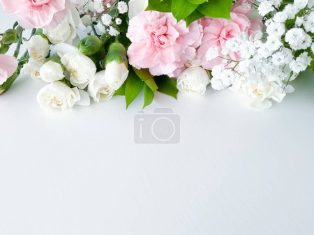 Nahaufnahme Foto eines Straußes rosa und weißer Nelken isoliert auf weißem Hintergrund. Mit leerem Raum für Text oder Beschriftung. Für Postkarte, Werbung oder Website.