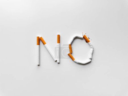 Das Wort NO aus kaputten Zigaretten auf weißem Hintergrund symbolisiert das Rauchverbot und die Anti-Tabak-Botschaft. Kein Tabaktag. Hochwertiges Foto