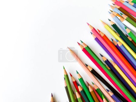 Crayons colorés pointant vers le haut sur fond blanc avec espace de copie pour le texte. Concept de fournitures artistiques ou scolaires à des fins de conception, d'enseignement et d'éducation. Photo de haute qualité