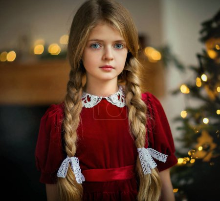 Téléchargez les photos : Gros plan portrait d'une belle jeune fille avec de longs cheveux tressés en robe vintage avec bokeh nouvelle année - en image libre de droit