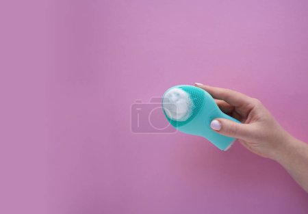 Téléchargez les photos : Silicone face brush on a pink background. High quality photo - en image libre de droit