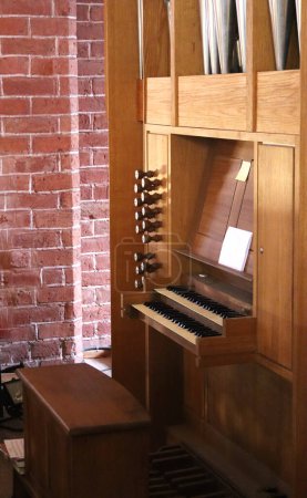 Téléchargez les photos : Clavier d'orgue près du mur de briques. Photo de haute qualité - en image libre de droit
