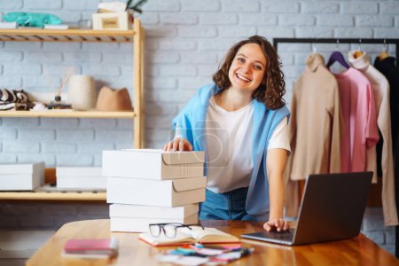 Kleinunternehmerin, Unternehmerin, Verkäuferin, die in ihrem Büro Bestellungen von Bekleidungsgeschäften prüft. Online-Verkauf.
