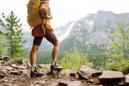 Botte de randonnée. Gros plan des jambes des femmes en bottes de randonnée sur un sentier de randonnée, au sommet d'une montagne à l'extérieur. Voyage, concept de vacances.