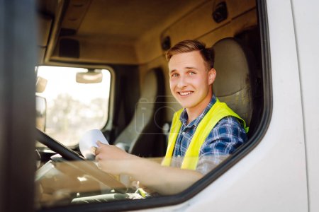 LKW-Fahrer-Job. Logistik - stolzer Fahrer oder Spediteur auf LKW und Anhänger, auf einem Umschlagplatz. Transport-Service.