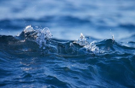 Foto de Primer plano de la onda oceánica de color azul oscuro. ola de mar. - Imagen libre de derechos