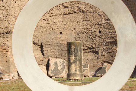 Téléchargez les photos : Colonne romaine antique dans un cadre circulaire dans les thermes de Caracalla à Rome - en image libre de droit