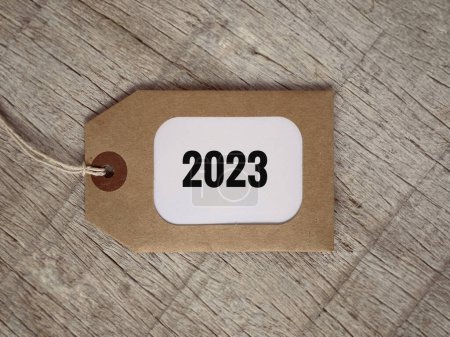 Téléchargez les photos : Concept de plan du Nouvel An. 2023 écrit sur une étiquette décorative. Avec fond de style vintage flou. - en image libre de droit