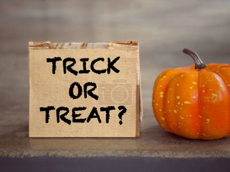 Foto de Celebración de octubre y concepto de Halloween. TRICK O TRATO escrito en un bloc de notas. Con fondo de estilo borroso. - Imagen libre de derechos