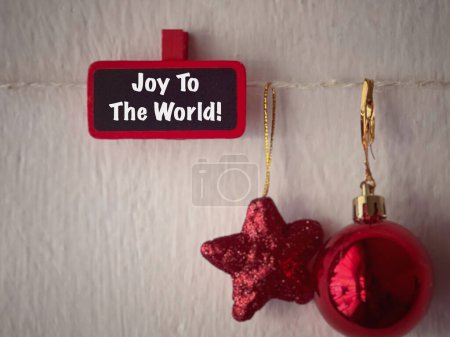 Téléchargez les photos : Vacances, célébration et concept de Noël. Joy To The World écrit sur une étiquette en bois. Avec un fond de style flou. - en image libre de droit