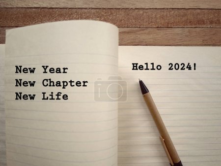 Téléchargez les photos : Concept de motivation du Nouvel An. Nouvel An, nouveau chapitre, nouvelle vie et bonjour 2024 écrit sur un livre. Avec un fond de style flou. - en image libre de droit