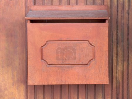Téléchargez les photos : Concept de technologie et communication. Une boîte aux lettres en bois montée sur un mur d'un vieux bâtiment. - en image libre de droit