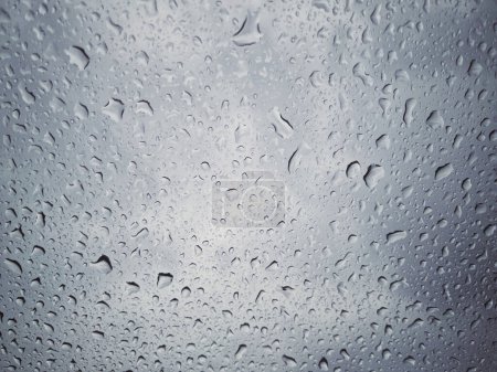 Hintergrund von Regentropfen auf Glas.