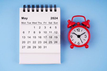 Monat, Zeit und Kalenderkonzept. Kalender für Mai 2024. Vor verschwommenem Hintergrund.