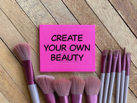 Téléchargez les photos : Libellé motivant et inspirant sur la beauté. Créez votre propre beauté écrite sur un bloc-notes. - en image libre de droit