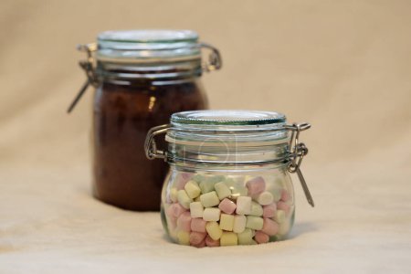 Edible homemade Christmas gift - glass jars filled with spiced cacao powder and mini marshmallows for hot chocolate. Perfect present for fall or winter season. Delicious, joyful and cute diy gift!