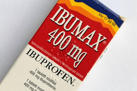Téléchargez les photos : Espoo, Finlande - Avril 2020 : Ibumax, pilules de 400 mg d'ibuprofène, c'est un anti-inflammatoire non stéroïdien (AINS) qui soulage la douleur et traite l'inflammation. Disponible avec et sans ordonnance. - en image libre de droit