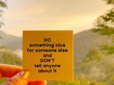 Téléchargez les photos : Inspirational Quote - faire quelque chose de gentil pour quelqu'un d'autre et ne dites à personne à ce sujet - en image libre de droit