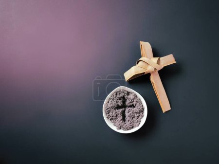 Temporada de Cuaresma, Semana Santa y Conceptos del Viernes Santo - imagen de cuenco de ceniza con cruz hecha de fondo de hoja de palma. Foto de stock.