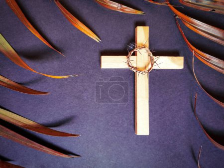 Carême, Semaine Sainte et concepts du Vendredi Saint - photo de croix en bois en arrière-plan vintage