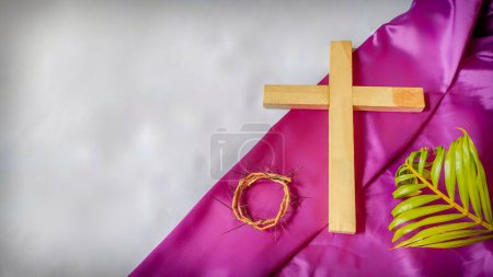 Temporada de Cuaresma, Semana Santa y conceptos de Viernes Santo - foto de cruz de madera, corona de espinas y hoja de palma