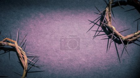 Foto de Temporada de Cuaresma, Semana Santa y Viernes Santo conceptos imagen de coronas de espinas en el fondo vintage púrpura - Imagen libre de derechos