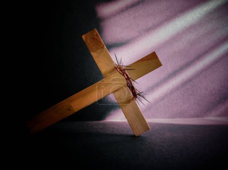 Carême, Semaine Sainte et concepts du Vendredi Saint - image de croix de bois appuyée sur le sol avec couronne d'épines en arrière-plan vintage