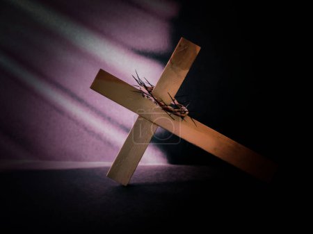 Foto de Temporada de Cuaresma, Semana Santa y conceptos de Viernes Santo - imagen de cruz de madera apoyada en el suelo con corona de espinas en fondo vintage - Imagen libre de derechos