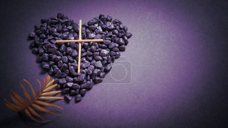 Temporada de Cuaresma, Semana Santa y conceptos de Viernes Santo - imagen de cruz de madera y palmeras en piedras de corazón en fondo vintage púrpura