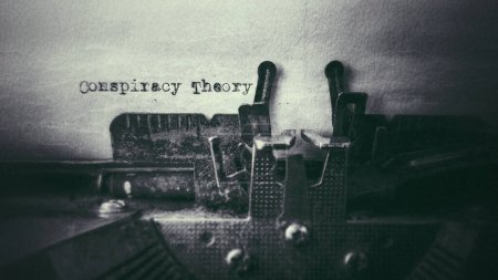 Verschwörungstheorie-Text auf Papier mit alter Schreibmaschine im Vintage-Hintergrund
