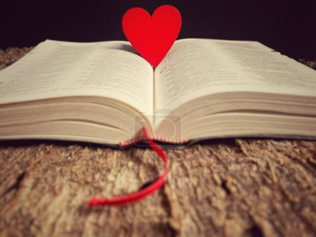 Foto de Un fondo vintage de corazón rojo. Con biblia abierta. Cristianismo fe esperanza amor concepto. - Imagen libre de derechos