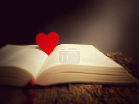 Foto de Un corazón rojo en fondo vintage. Con biblia abierta. fe cristiana esperanza amor concepto. - Imagen libre de derechos